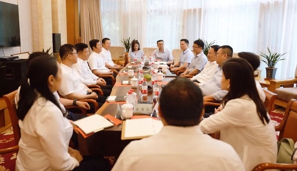 余紅輝與龍江森工集團(tuán)黨委書(shū)記、董事長(zhǎng)張冠武一行座談