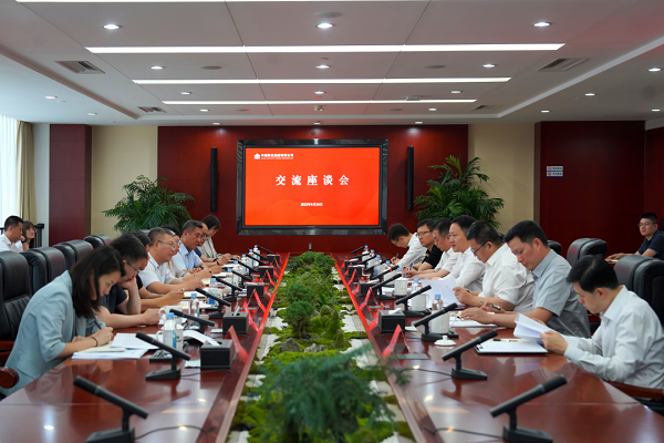 余紅輝與北京市石景山區(qū)委副書記、區(qū)長李新座談