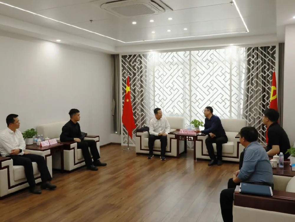 呂錦程與三峽集團福建分公司副總經(jīng)理張友斌一行座談交流