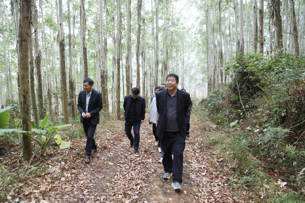 單忠立到雷林公司調(diào)研并慰問(wèn)一線干部職工